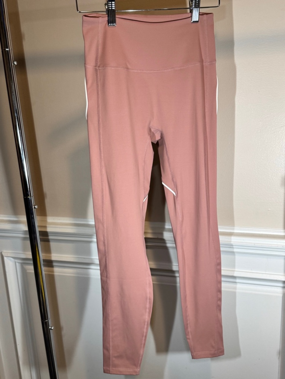 Phero High-Rise Leggings in Dusty Rose with Heart Piping - Picture 3 of 7